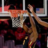 Clint Capela (au centre) provoque la faute d'Alexandre Sarr pour son deuxième double double de la saison. KEYSTONE/EPA/ERIK S. LESSER